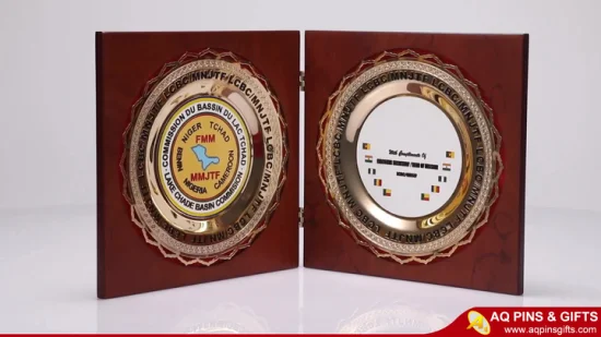 Artisanat gravé sur mesure en métal et en bois Support de tasse Trophée d'or Plaque de plaque de médaille de récompense de souvenir en relief